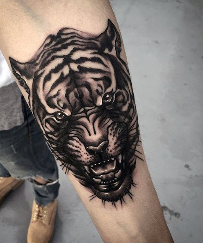 tatuaje de cabeza de tigre, jeans, hombre, tatuaje de brazo