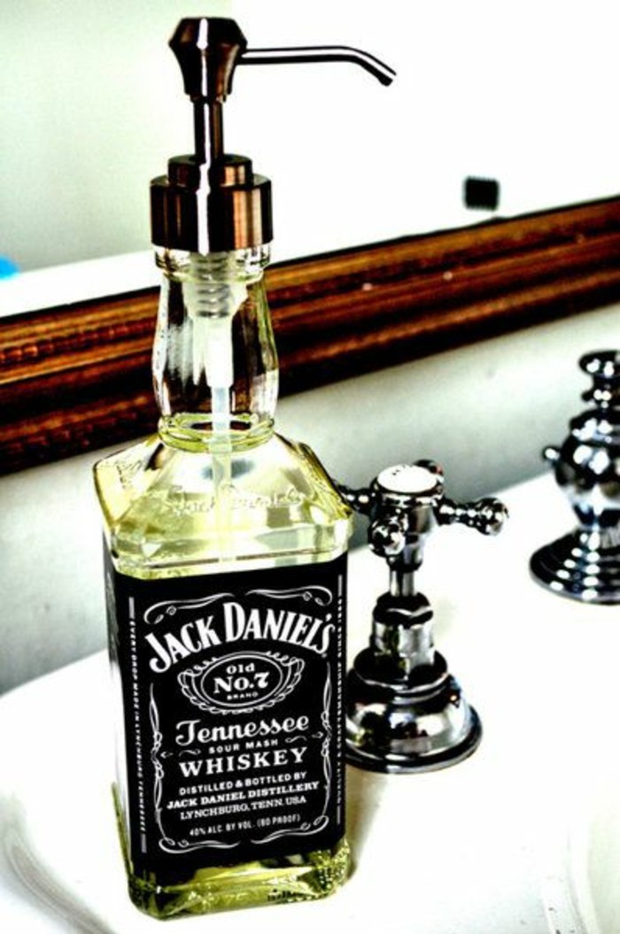 8diy-regalos-para-hombres-gato-Daniels-whisky-botella de jabón de espalda escotada del Softsoap