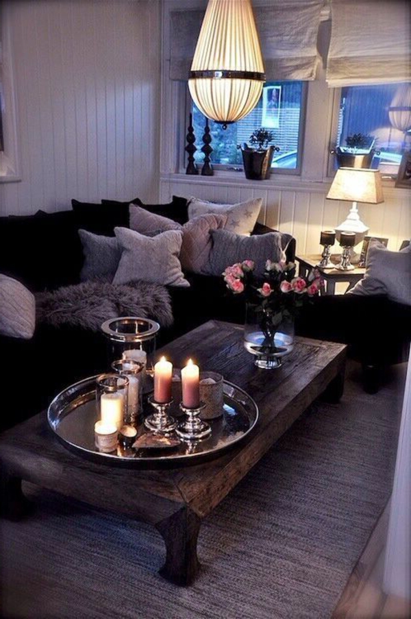 小客厅设置 - 沙发扔枕头和蜡烛