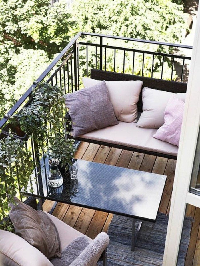 8schmalen-balkon-bi-klupa-tamno-boja-tapecirane stolice jastuci-pastelnih boja drveni pod-tepih-mramorni stol-crni