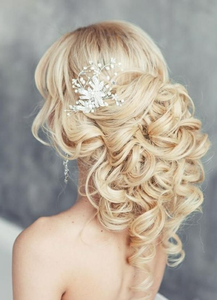 9 coiffures-blonde-long bouclés cheveux mariage coiffure dames femme-Accessoires brassins