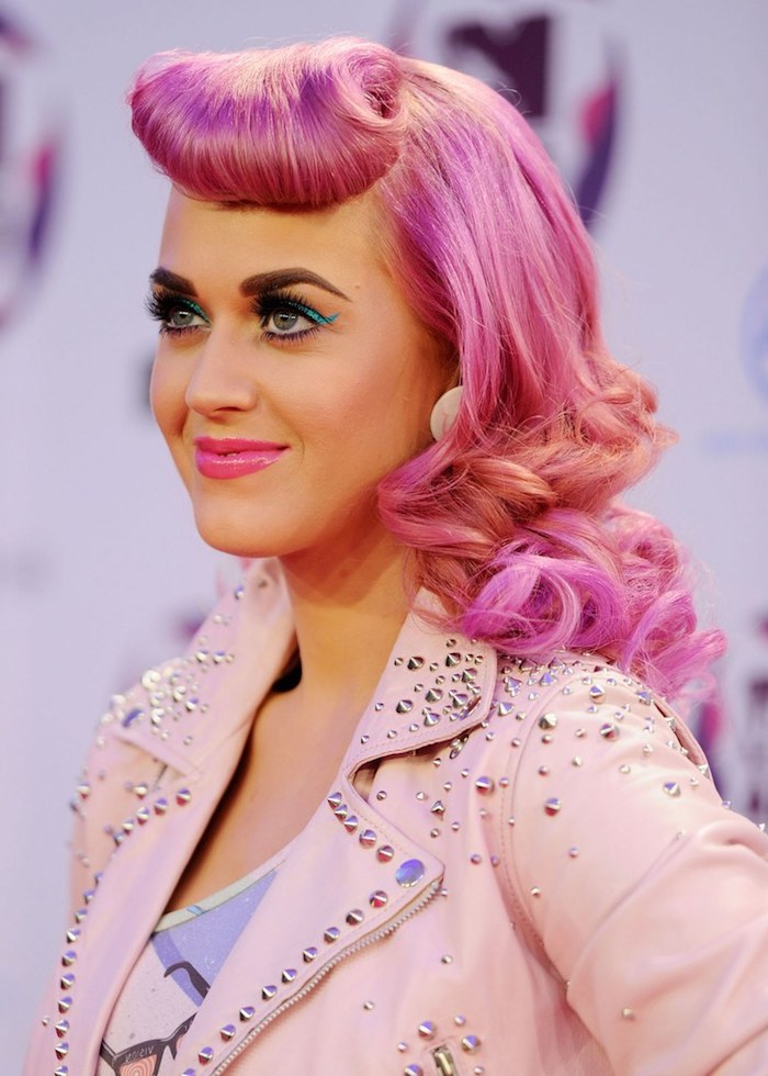 粉红色的头发，粉红色的头发化妆，摇滚的发型