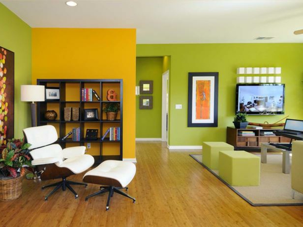 naranja y verde en la sala de estar - silla blanca moderna