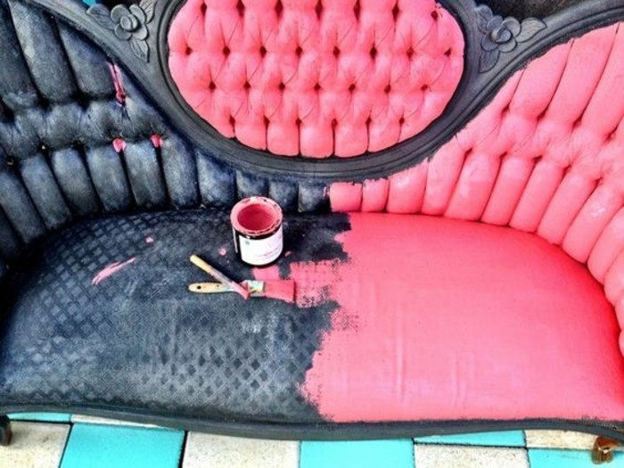 Vanhat huonekalut mauste-a-musta-sohva-in-vaaleanpunainen väri-maali-DIY ajatus