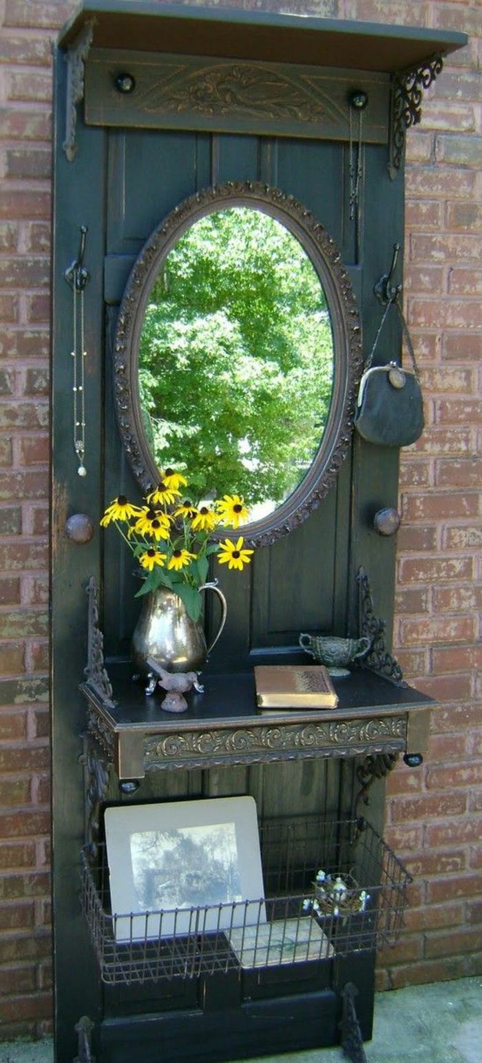 Παλιά πόρτα-deco-in-the-garden-αντίκες-καθρέφτης-αγγείο-με-κίτρινο λουλούδια
