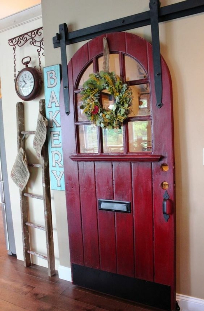 Παλιές πόρτες-διακοσμήσει-κόκκινο-πόρτα σε πόρτα στεφάνι-συρόμενη πόρτα