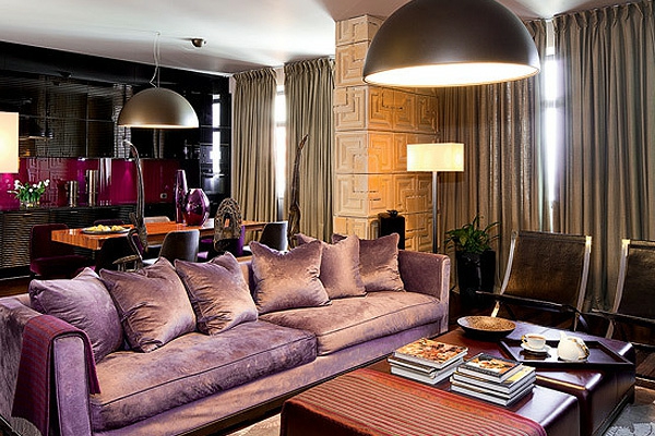 סגנון artdeco - ספה סגולה אופנתית עם כרית לזרוק בסלון