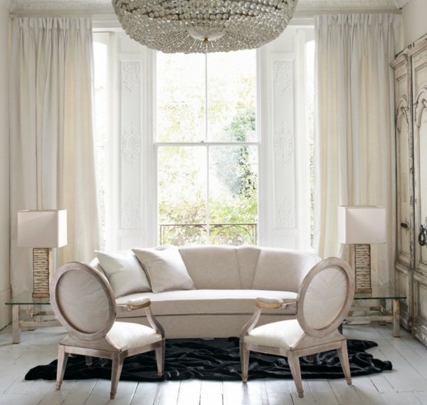 artdeco stil - kristalni luster iznad bijele sofe
