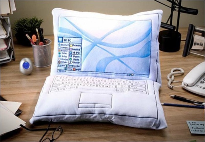 Epätavallinen Pillow laptop-to-the-laite-ei-to-Miss