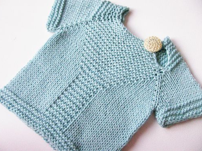 Μωρό πουλόβερ-πλέξιμο-in-blue-button-βελονάκι