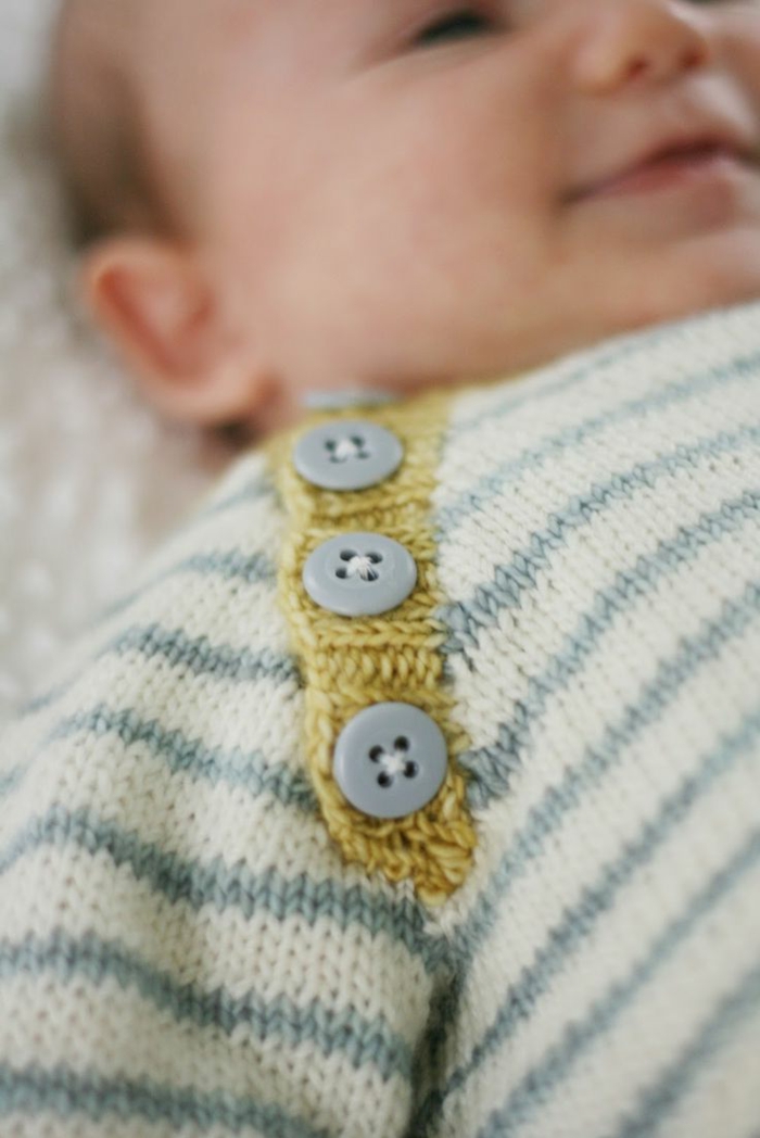 Μωρό πουλόβερ-δεμένη-γλυκά-με-κουμπί-μπλε