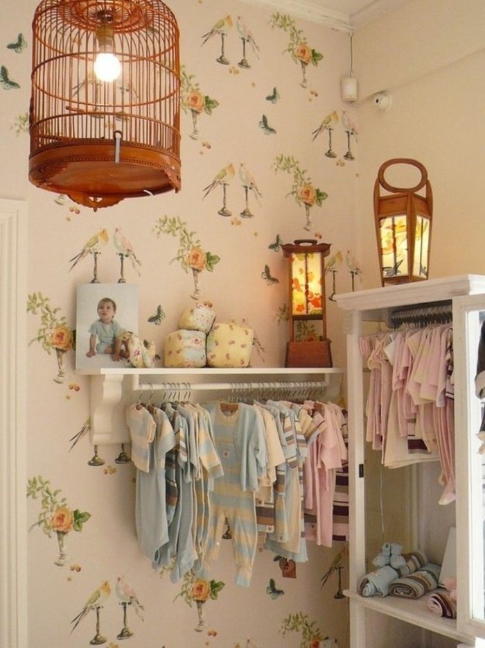 婴儿的卧室壁橱婴儿衣服有趣的灯 - 花式wanddeko多彩墙纸与 - 花卉图案