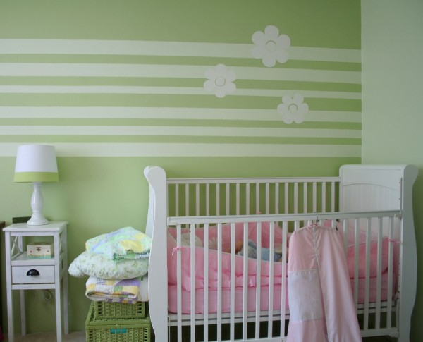 Sitio del bebé con la Franja de tonos pared de la pintura verde