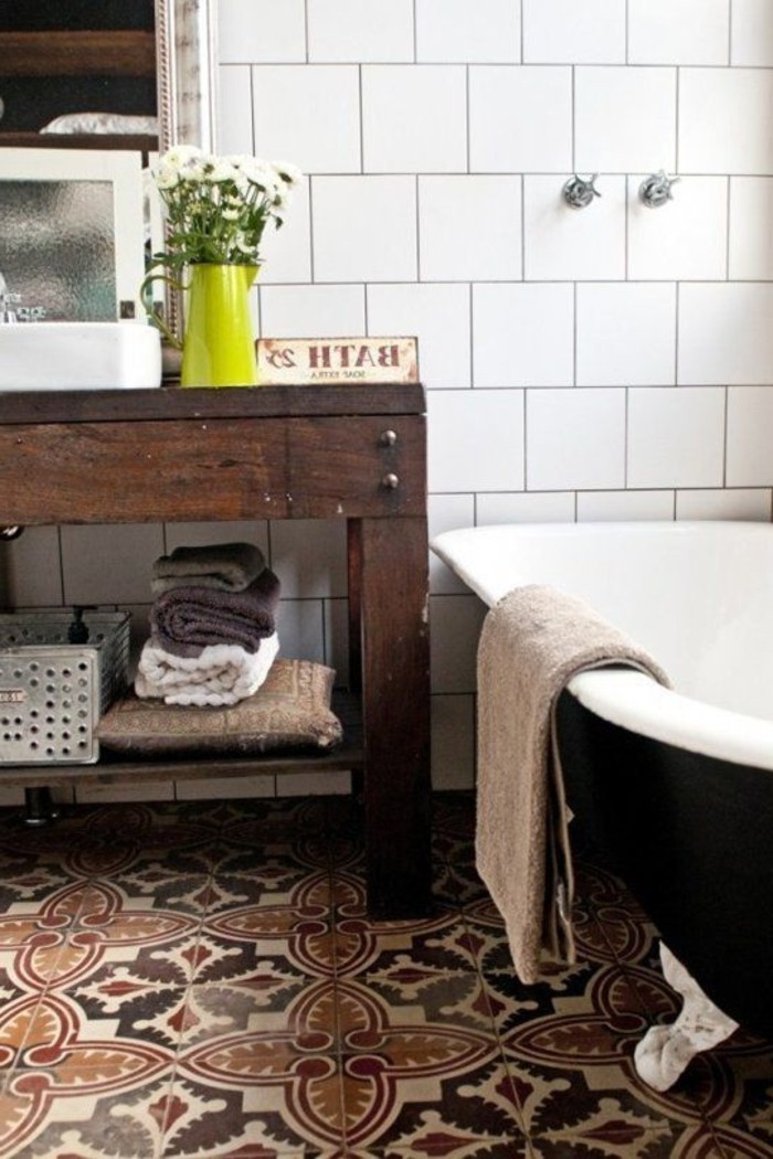 Fürdőszoba-in-vidéki stílusú fekete fürdő-színes-vintage padlólapok fürdő