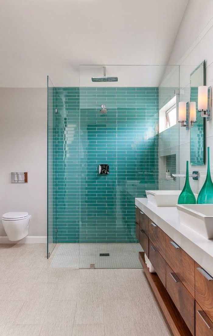 浴室带淋浴间的墙壁，在绿松石色，蓝色和绿色为基调