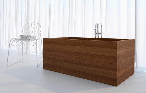 Baño con baños de madera de forma cuadrada