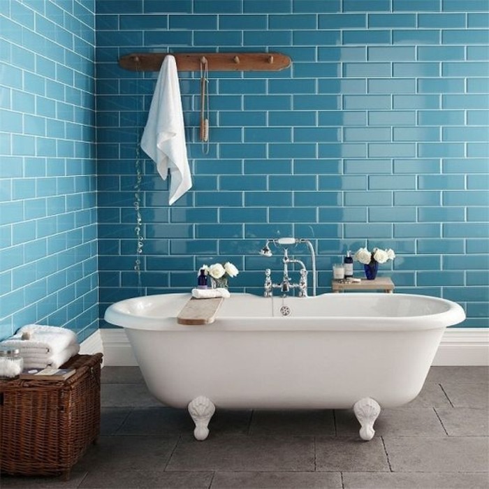 浴室有浴缸，贵族和优雅的蓝色墙砖