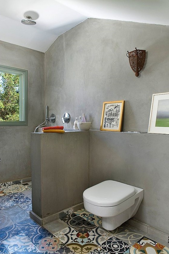 Kylpyhuone-harmaa-seinät-ja-värinen lattialaatat