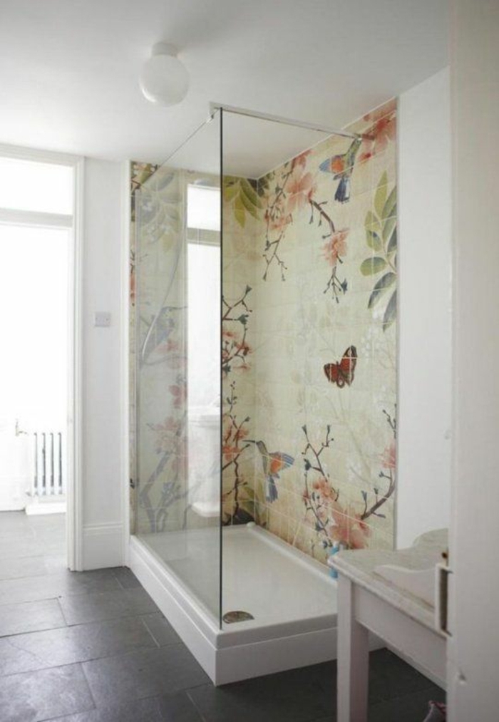 Fürdőszoba szép zuhanyzóval, színes csempe tervező tervezési