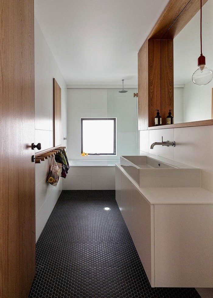 Μπάνιο τοίχους-χωρίς-πλακάκια-μικρό-μπάνιο-με-βαμμένα-τοίχους-και-πάνελ