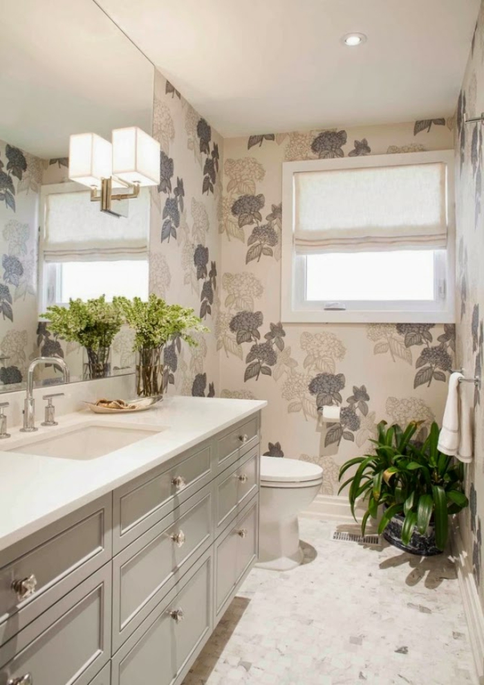 Μπάνιο τοίχους-χωρίς-πλακάκια-με-ταπετσαρία-in-φύλλα μοτίβο