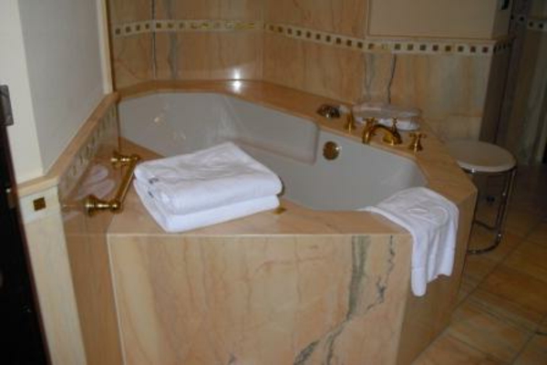 Μπάνιο ιδέες-πολυτέλεια-μπανιέρα-με-μάρμαρο-όμορφη σχεδίαση - πετσέτες σε λευκό