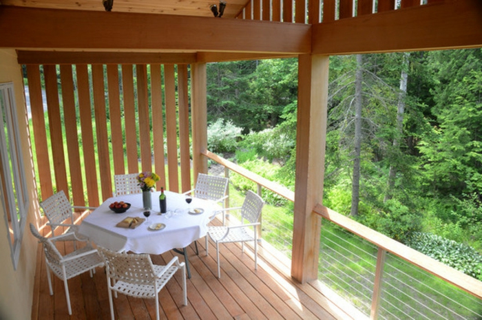 Balcón de madera y terraza de madera piso redondo mesa de comedor con sillas