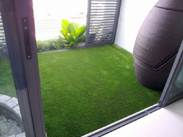 מרפסת עם רעיון דשא מלאכותי - עבור עיצוב