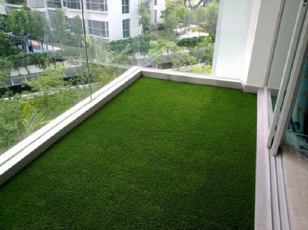 מרפסת עם רעיון לעיצוב מרפסת דשא מלאכותי