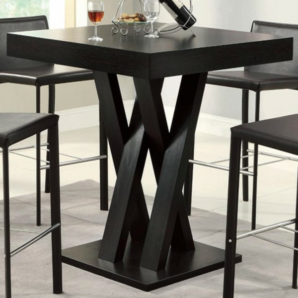 Bar Tables en noir avec des chaises-