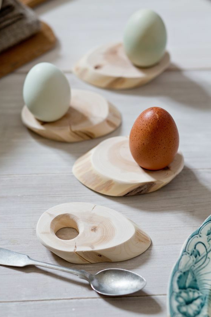 Декорация на маси Великденска декорация, изработена от дървени цветни яйца