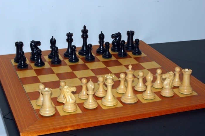प्रारंभ पर लोकप्रिय बोर्ड खेल शतरंज