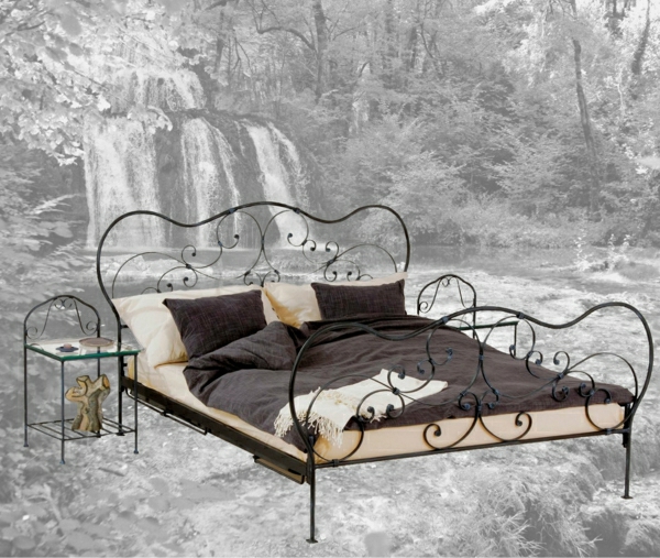 Cama de forjado de hierro mesita de noche mural Cascada de bosque ropa de cama de color marrón-beige