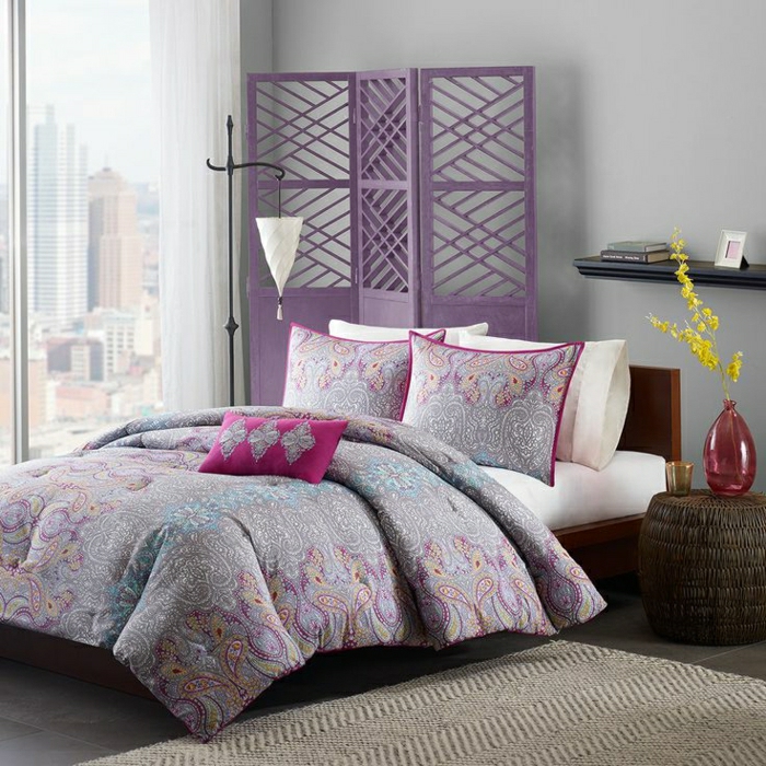 ventana de pantalla de cama púrpura púrpura estilo boho-chic ornamentos púrpuras almohadas ratán cama