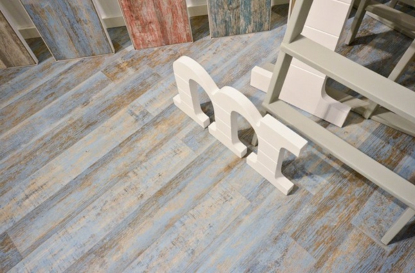 地板创意客厅瓷砖，木色的光蓝光