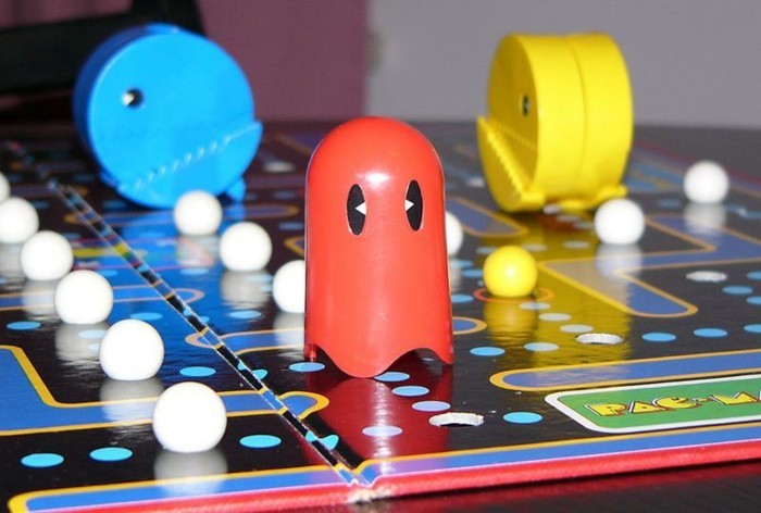 बोर्ड खेल-साथ एक लाल भूत