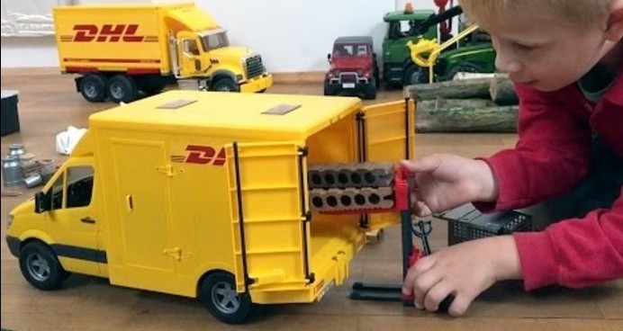 شقيق اللعب DHL الشاحنات مع رفع