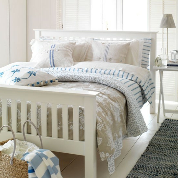 belföldi stílusú hálószoba - fehér lámpa a fehér ágy mellett