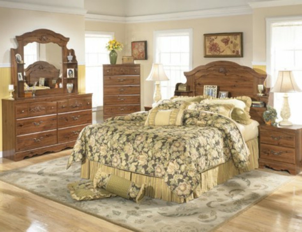 अंतर्देशीय घर शैली बेडरूम - दर्पण और लकड़ी के अलमारी इसके बगल में