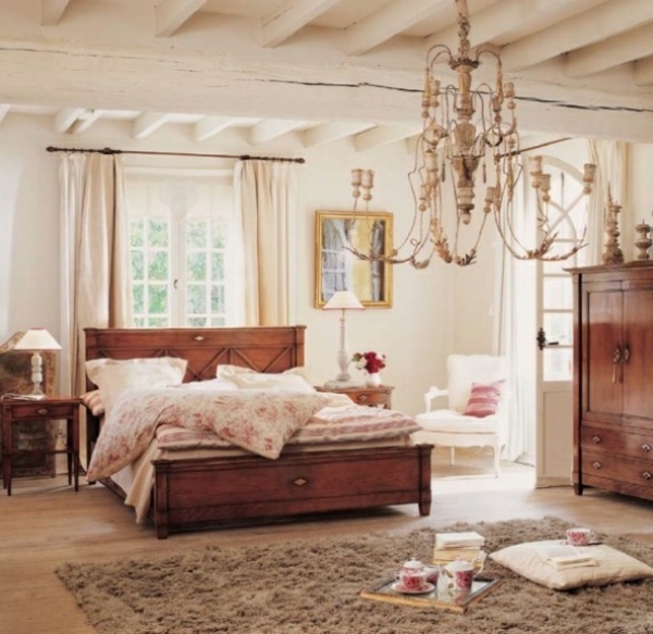 देश शैली के बेडरूम - सफेद पर्दे और सुंदर lustres