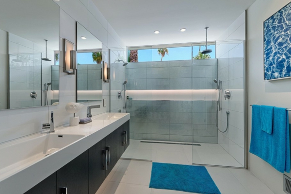 Осветителни тела за вграждане-модерен дизайн в банята с вана