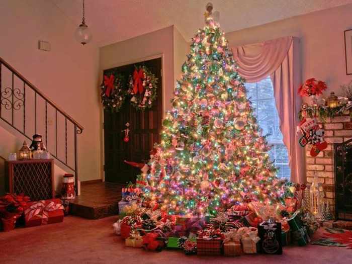 Dekoratív karácsonyfa a nappali-