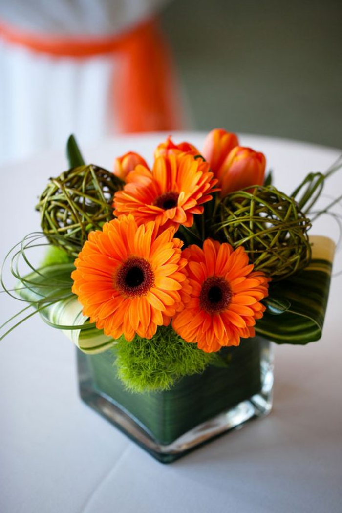 德科与-青苔一个花瓶与 - 苔藓和橙色花