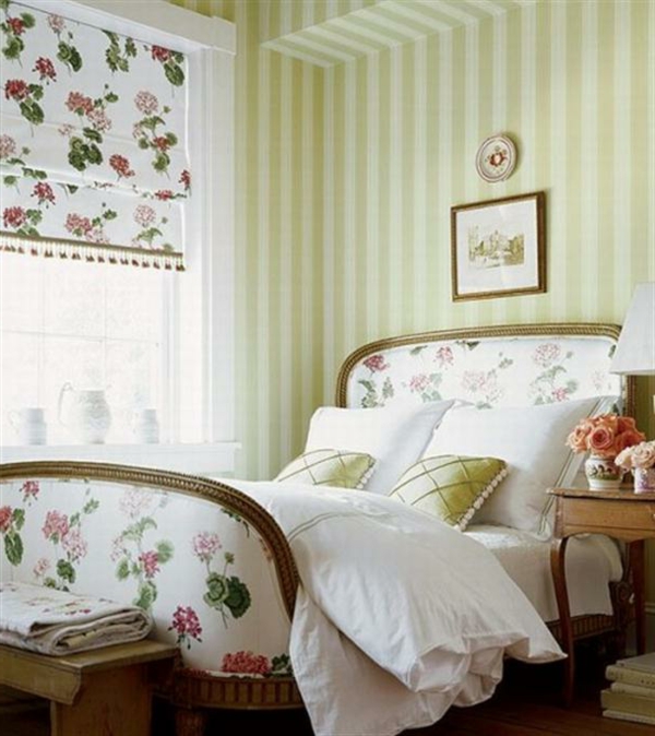 vidéki stílusú hálószoba - gyönyörű vakok a fehér ágy mellett