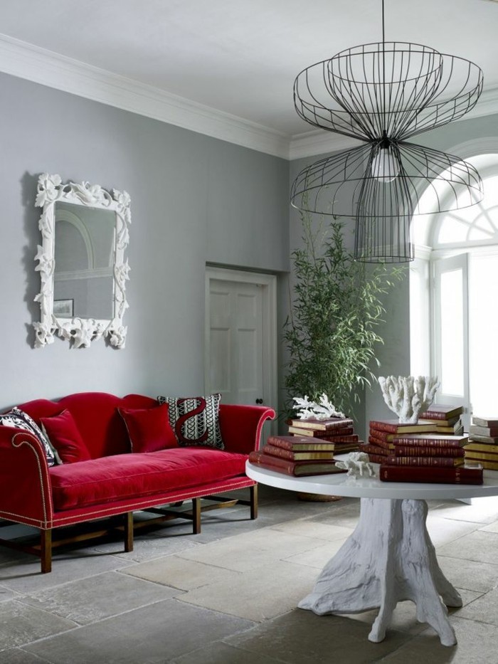 मखमल में गहने लाल सोफे के साथ डिजाइनर अपार्टमेंट ठीक फर्नीचर-दिलचस्प प्रकाश दर्पण फ्रेम