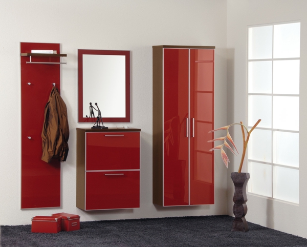 Διάδρομος ντουλάπα-με-ωραίο σχεδιασμό εσωτερικού σχεδιασμού σε κόκκινο χρώμα
