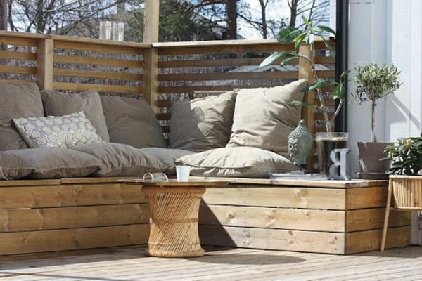 Ъглова пейка за балкон от дърво с възглавници