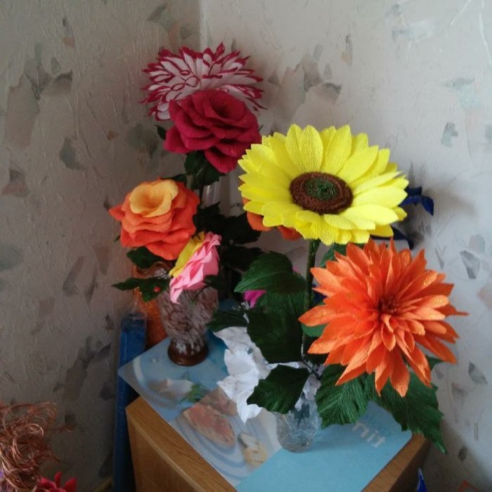 Απλή διακόσμηση τραπεζιού λουλούδια από χαρτί