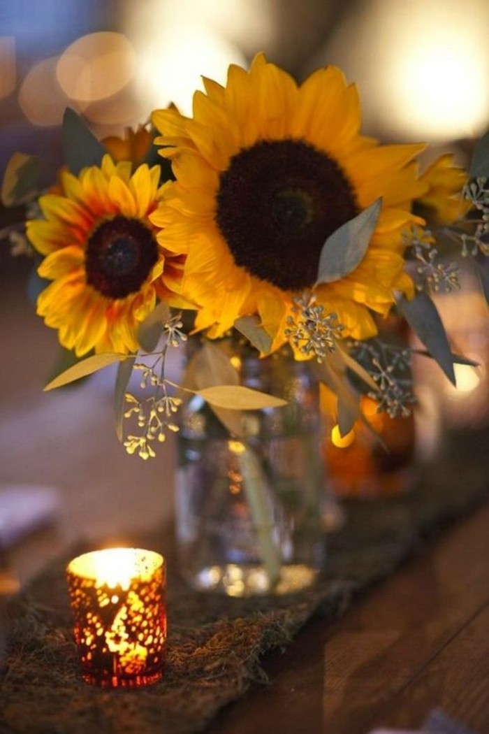 Απλή διακόσμηση τραπεζιού και τον ήλιο λουλουδιών και κεριών