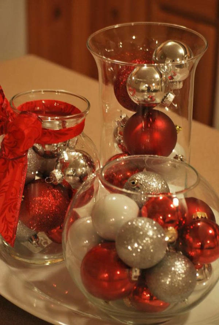 Koristele joululaseja - värikkäitä palloja punaisella, valkoisella ja hopealla